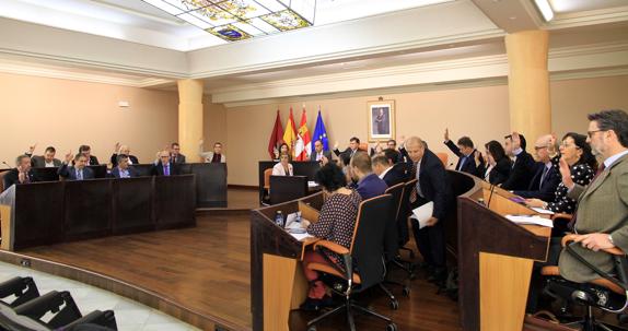 Los miembros de la Corporación alzan la mano en una de las votaciones. :Antonio Tanarro