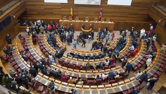 Los primeros visitantes de la mañana abandonan el hemiciclo tras escuchar las explicaciones de la presidenta de las Cortes.
