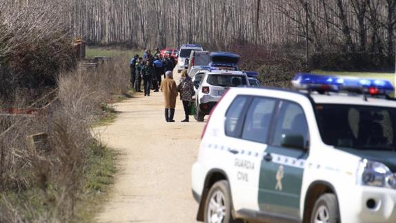 Agentes de la Guardia Civil en un camino situado entre Santa Marta de Tormes y Nuevo Naharros de Salamanca, donde se ha hallado muerto un hombre de 67 años muerto, con mordeduras de perro. 