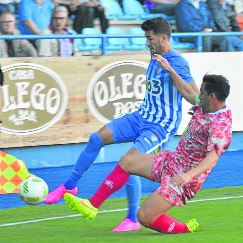 Jonathan presiona a un rival de la Ponferradina.