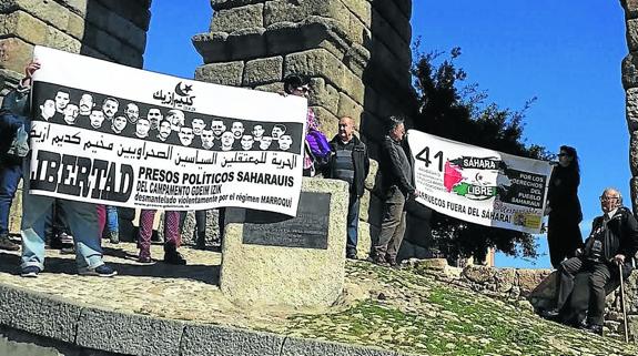 Integrantes de la Asociación de Amigos del Pueblo Saharaui de Segovia muestran pancartas reivindicativas. 