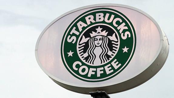 Rótulo de Starbucks cerca de uno de sus establecimientos. 