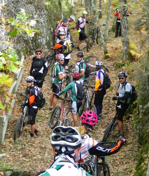 Participantes en una prueba de mountain bike en plena naturaleza. Word