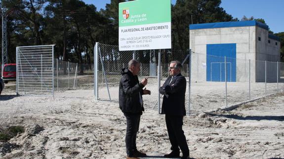 José María Palomeque, teniente de alcalde, con el delegado de la Junta, Javier López-Escobar, en el nuevo depósito.