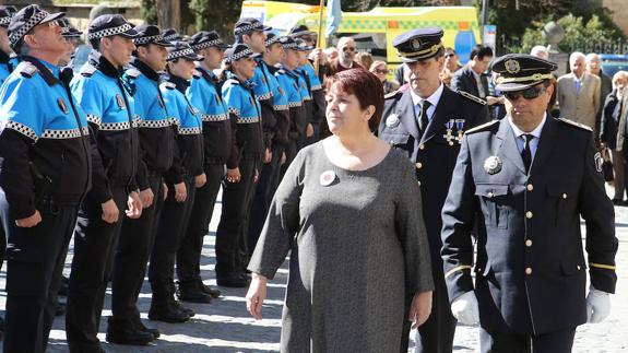 La alcaldesa, Clara Luquero, y el intendente jefe de la Policía Local, Julio Rodríguez, pasan revista al cuerpo municipal en el acto de este miércoles. 