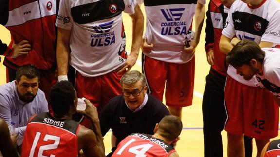 Paco García da instrucciones a sus jugadores. 