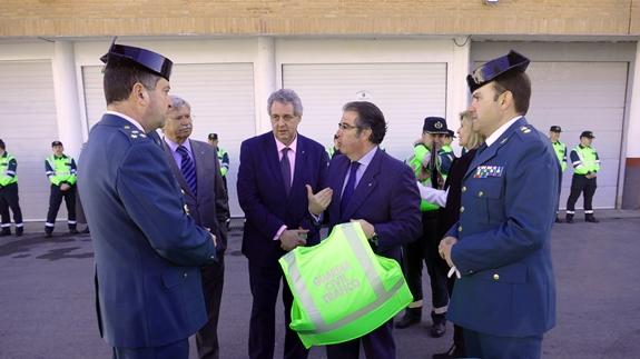 Gregorio Serrano, Director General de Tráfico, sujetando un chaleco, durante su visita a la Jefatura Provincial de Tráfico de Ávila. A su derecha, uniformado, Carlos Alonso, jefe de la Guardia Civil de Ávila.