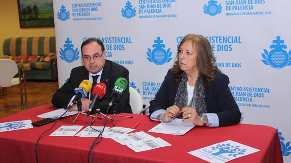 El hermano Mariano Bernabé, junto a la directora técnica del centro asistencial, Carmen Couceiro, durante la presentación del aniversario.