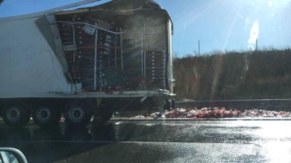 La colisión de dos camiones cargados de fresas y ganado deja un herido grave en la A-62