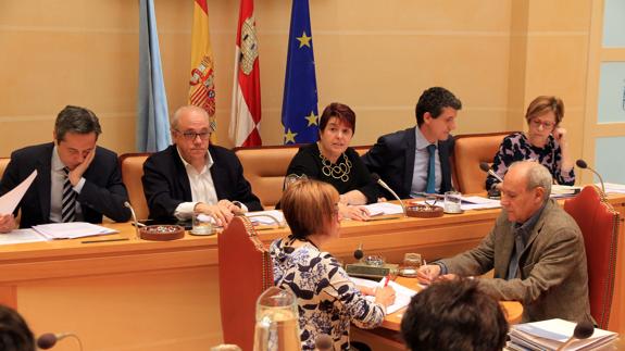 José Bayón, Alfonso Reguera, Clara Luquero, Andrés Torquemada y Marisa Delgado, ayer al inicio dle pleno.