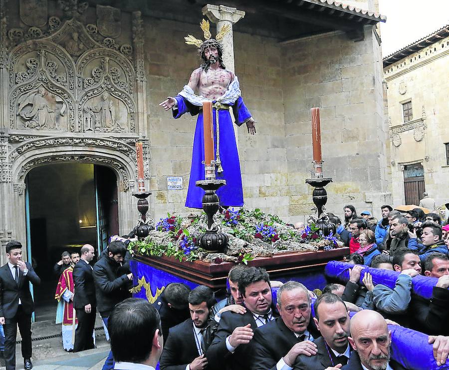 La imagen portada a hombros sale de la iglesia de San Benito. 