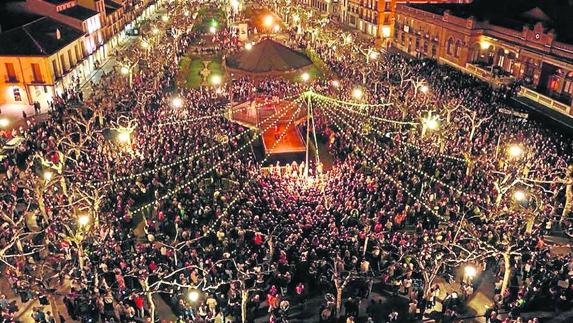 La plaza de Cervantes de Alcalá, en plena representación de ‘Don Juan Tenorio’. A la izquierda, Fernando. 