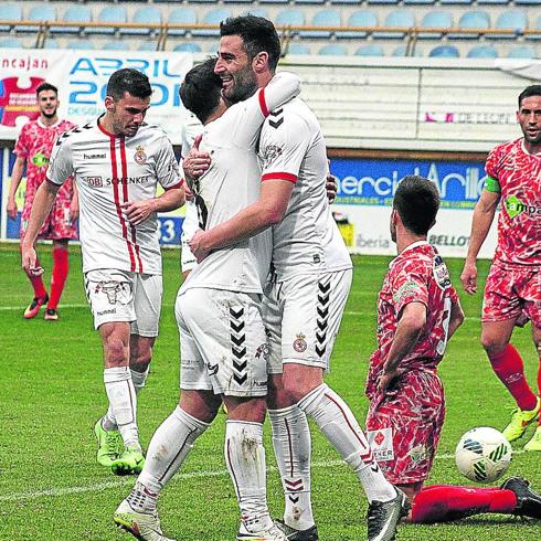 Los jugadores de la Cultural celebran un gol ante Aitor Aspas y Jonathan Martín. 
