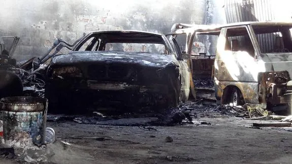 Los autores forzaron los candados e incendiaron el taller de la calle Aralia. Las llamas carbonizaron un BMWy una furgoneta, además de afectar a una cuadra anexa