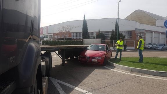 Aparatoso choque de un coche y un camión en el Polígono de Argales