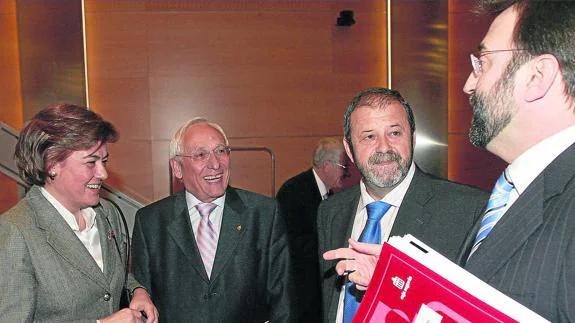 Imagen de archivo de Elena García Gil, Atilano Soto, Manuel Agudíoez y Manuel Escribano, tras una reunión de Caja Segovia. 