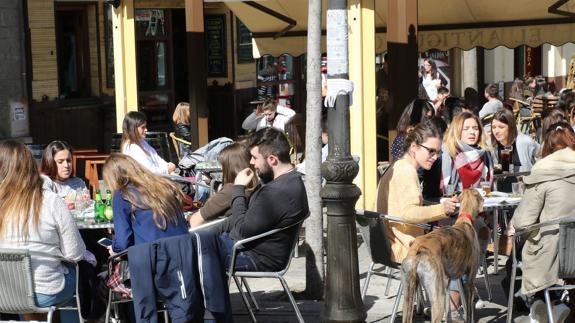 Clientes en la terraza de un establecimiento hostelero en Segovia.