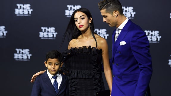 Ronaldo con su hijo y Georgina.. 