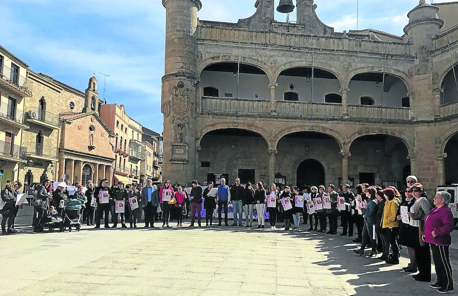 La Plaza Mayor de Ciudad Rodrigo acogió ayer el encuentro del Movimiento Ciudadano por la Igualdad y contra la Violencia de Género. 