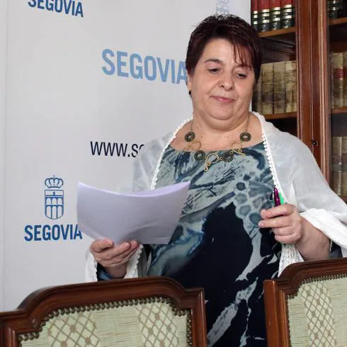La alcaldesa de Segovia, Clara Luquero, llega con la documetación a su comparecencia de los jueves. 