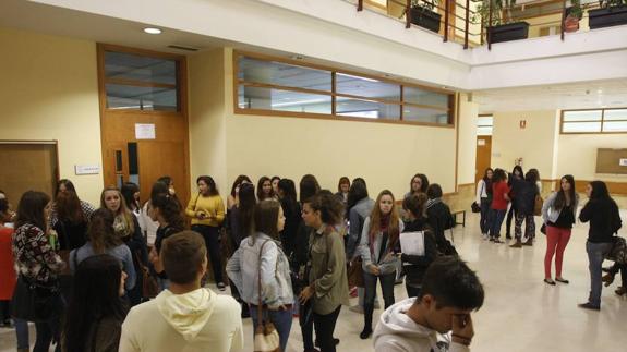 Alumnos en el interior de una facultad de la Usal.