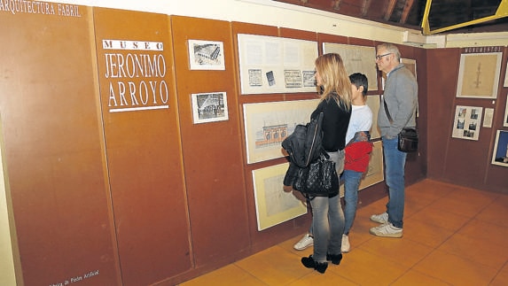 Los participantes en la jornada de puertas abiertas en el Museo Jerónimo Arroyo.