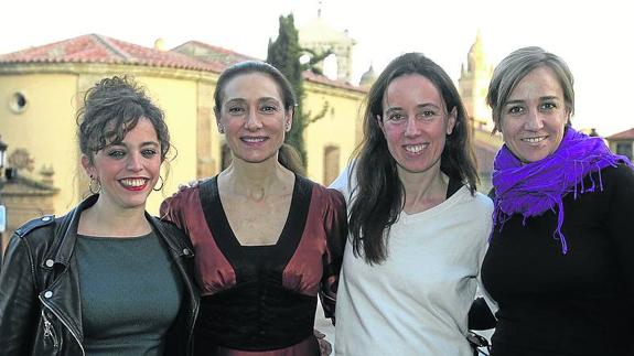 Las diputadas por Podemos Rosana Pastor y Tania Sánchez, y la responsable de prensa de la organización, Laura Casielles. 