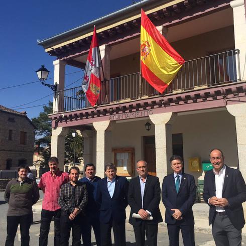 Representantes municipales y de la Diputación, este sábado, a las puertas de la rehabilitada Casa Consistorial de Torre Val de San Pedro. 