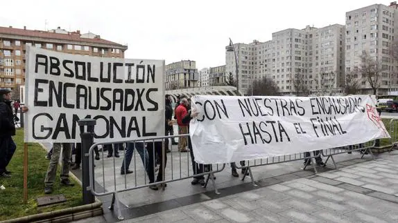 Cerca de un centenar de personas se han concentraron a las puertas de los juzgados de Burgos en el primer día del jucio.