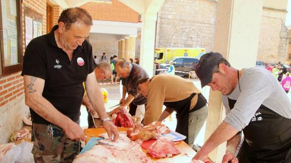 Varios vecinos participan en el destazado al estilo tradicional.LUIS ANTONIO CURIEL