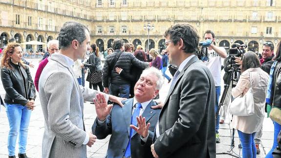 José Manuel Herrero, Juan José Aliste y el alcalde de Salamanca, Alfonso Fernández Mañueco, antes de comenzar el acto.