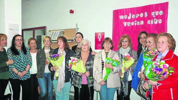 Las seis mujeres que contaron su historia recibieron un ramo de flores como obsequio.