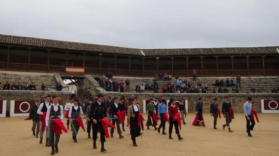 Paseíllo de los participantes en el coso del Carmen de Medina de Rioseco. 