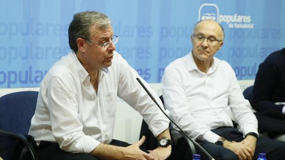 Antonio Silván (izquierda) con Ramiro Ruiz Medrano (derecha) en el salón de actos de la sede del PP de Valladolid. 