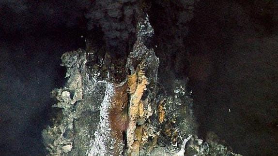 Una chimenea hidrotermal en el fondo del oceáno. 
