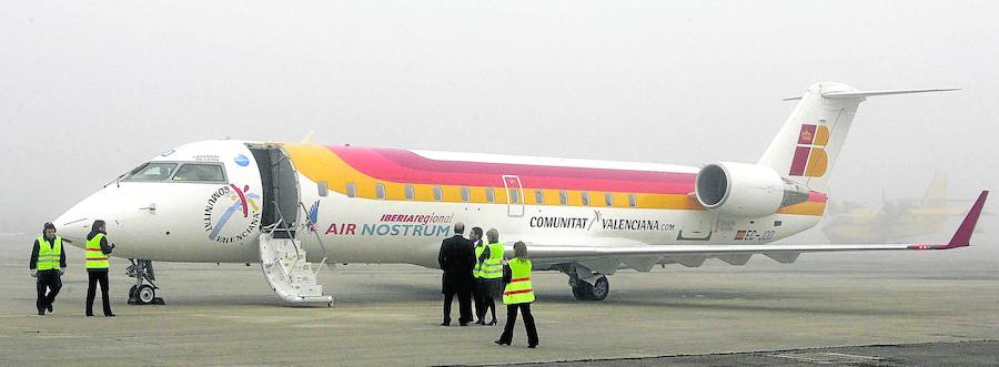 El personal de Matacán supervisa el estado de un avión en las pistas del aeropuerto salmantino. 