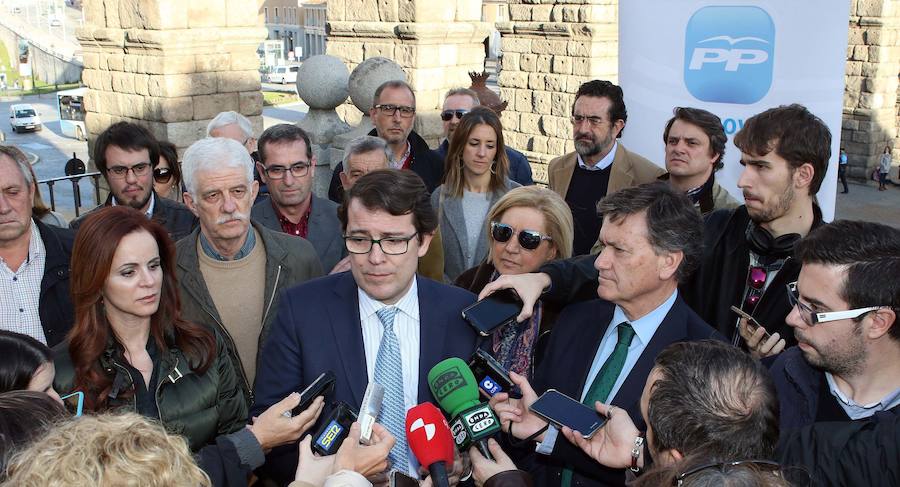 Fernández Mañueco atiende a los medios acompañado por Silvia Clemente y Francisco Vázquez.