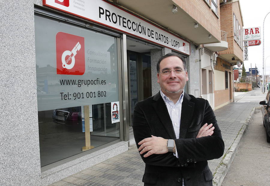 Julio César Miguel, ante las oficinas de CFI, una de las impulsoras del sello. 