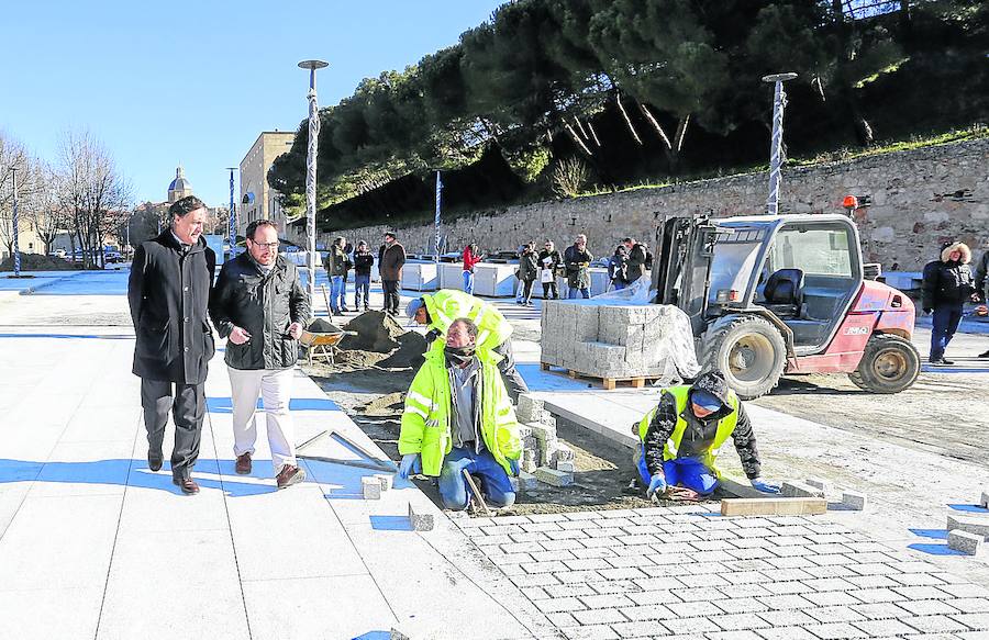 El concejal de Fomento, García Carbayo, durante una visita a las obras. 