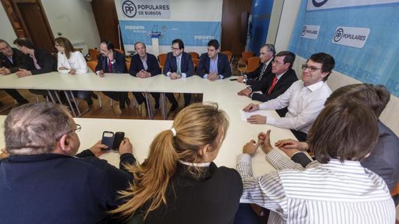 El alcalde de Salamanca y precandidato a la Presidencia del PP de Castilla y León, Alfonso Fernández Mañueco (d), durante el acto que ha celebrado hoy en Burgos para presentar su propuesta.