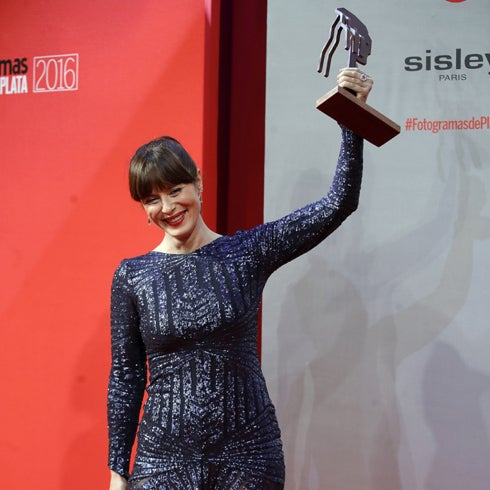 Aitana Sánchez-Gijón recibe el Fotograma de Plata a la mejor actriz de teatro.