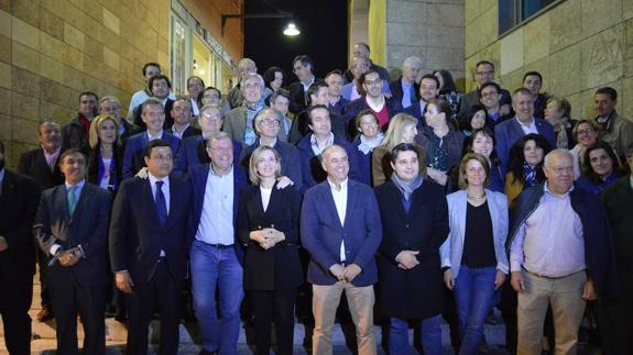 Silván posa con la consejera Alicia García y afiliados de Ávila