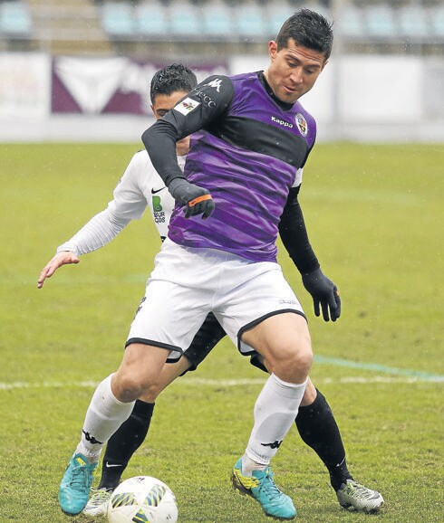 Xavi Moré protyege el balón ante un rival del Burgos, en La Balastera.