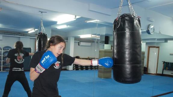 Laura Pequeño se entrena en el gimnasio con el saco de boxeo.