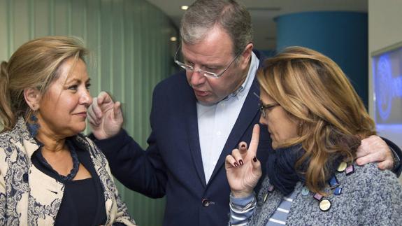 Silván saluda a Rosa Valdeón, a su izquierda, y a Mayte Martín.