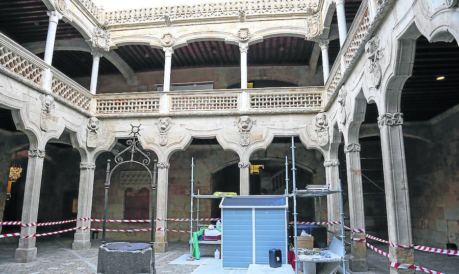 Obras de restauración llevadas a cabo en el patio de la Casa de las Conchas. 