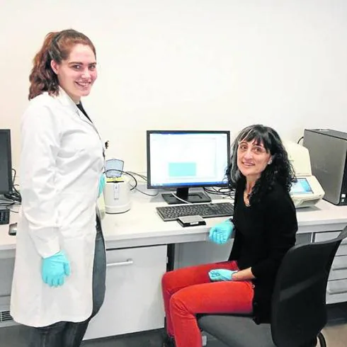 Las investigadoras del IBFG Noelia González Polo, a la izquierda, y Olga Calvo.