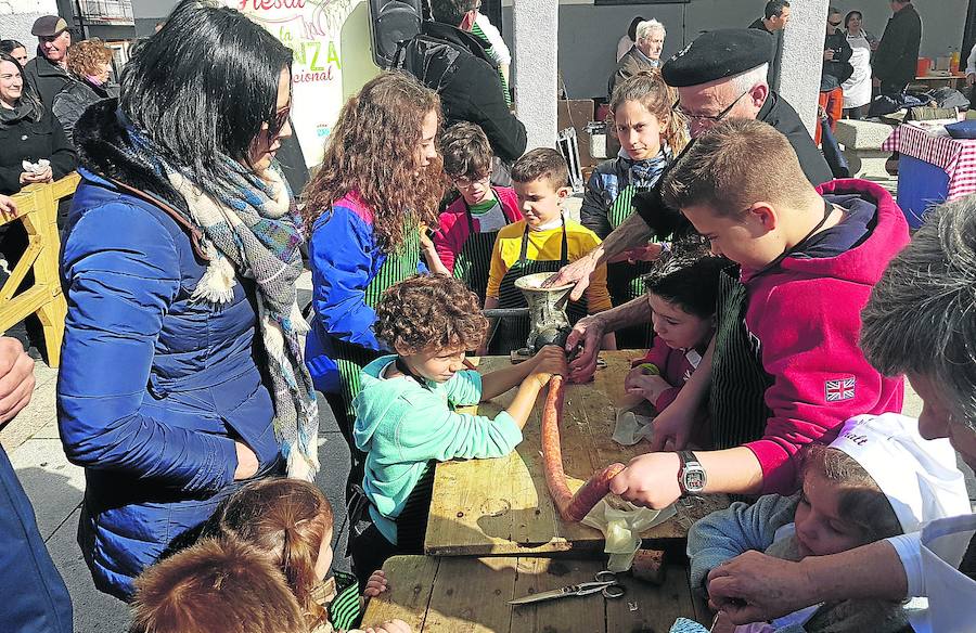 Elaboración de chorizos por parte de los niños en la Fiesta de la Matanza Tradicional de Ledrada. 