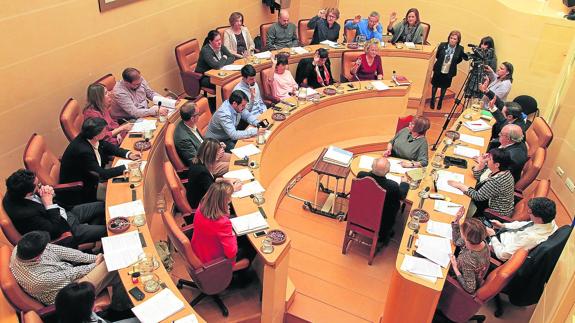 Los concejales del grupo socialista votan a favor la resolución de alegaciones y la aprobación definitiva del presupuesto. A. Tanarro