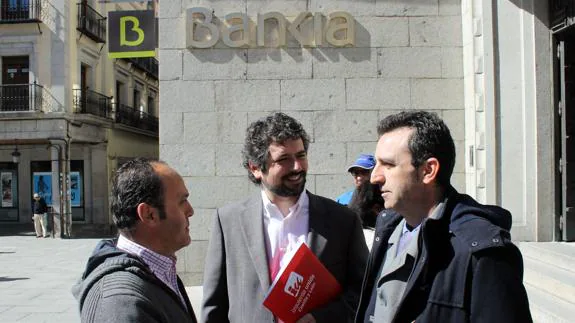 José Sarrión, en el centro, delante de la sede central de Bankia. A. Tanarro